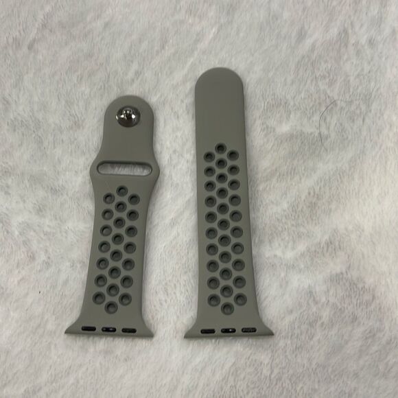 NWOT Apple Watch sports band (38/40) - Picture 1 of 3
